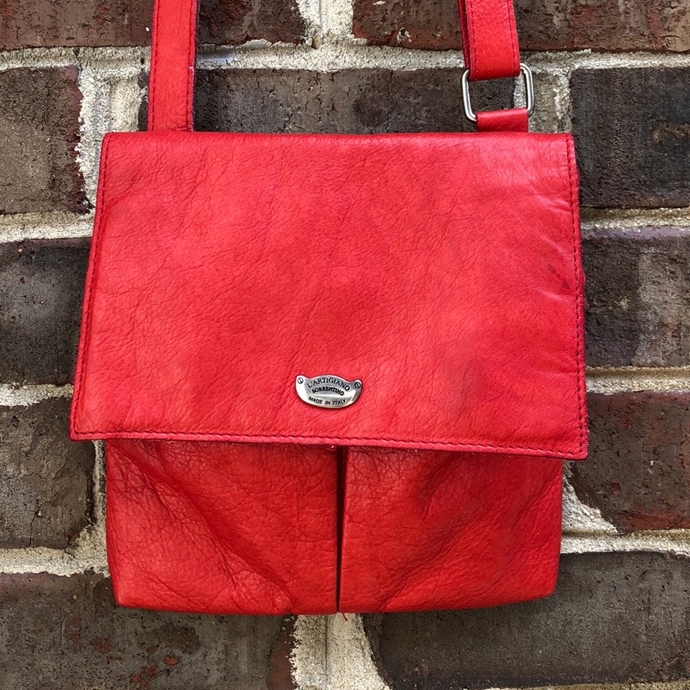 Women’s L’Artigiano crossbody leather purse.